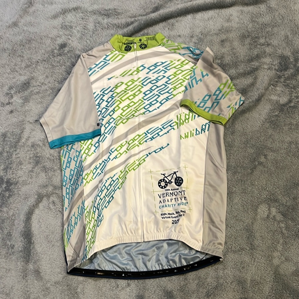 Brand new in bag vomax men’s cycling jersey. Size XL.